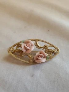 Broche de barra vintage 1928 Co. de porcelana rosa con estrás transparente flor tono dorado - Imagen 1 de 9
