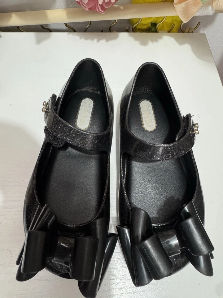 Arco negro Mini Melissa talla 8 para niños pequeños Foto 1 de 4