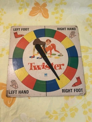 Original 1966 Milton Bradley Twister Jogo de Tabuleiro Giratório Apenas Decoração de Jogo Vintage  - Imagem 1 de 4