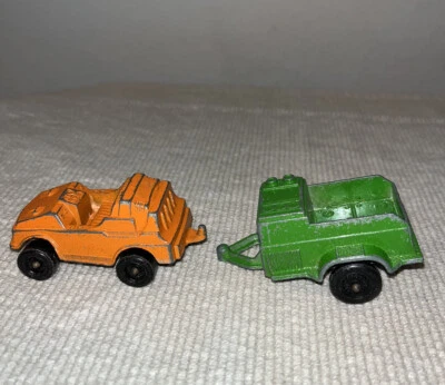 Remolque Tootsietoy verde vintage MCM 1960 con enganche delantero y juguetes Jeep naranja Foto 1 de 4