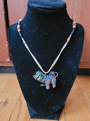 Pingente de filigrana antigo chinês esmaltado Foo Dog com colar de corda original - Imagem 1 de 4