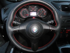 Coprivolante da cucire per Alfa Romeo 147 Q2 vera pelle traforata cuciture rosse - Imagen 1 de 5