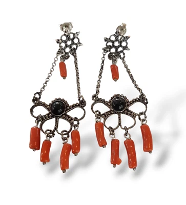 ORECCHINI PENDENTI IN FILIGRANA SARDA ARGENTO 800, ONICE E CORALLO ROSSO - Immagine 1 di 2