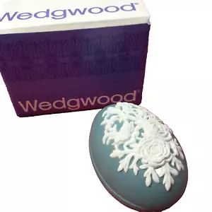WEDGWOOD WHITE ON TEAL "FLORAL BOUQUET" EGG SHAPED JASPERWARE TRINKET BOX #3982 - Picture 1 of 7