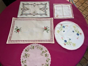 5 anciens napperons en coton  brodés main  N° 10 - Picture 1 of 8