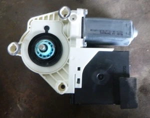 Volkswagen Passat 03/06-09/10 Left Front Window Motor and Controller - Picture 1 of 3