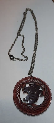 Cadena larga de plata de colección con 2 pulgadas tallada imitación rojo ámbar símbolo asiático Foto 1 de 4