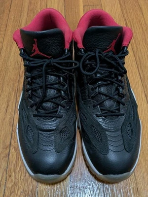 AIR JORDAN 11 RETRO LOW IE Hombre Talla 13 Negro, Rojo Y Blanco Usado 919712-023 Foto 1 de 4