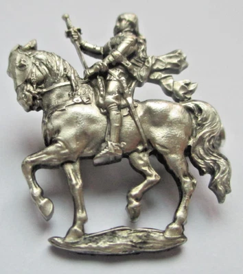 Ancienne magnifique Broche argentée Jeanne d'Arc à cheval épée bijou vintage 6A - Photo 1/4