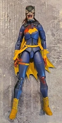 Figura de acción DC Direct Essentials DCeased Batgirl 6,5" Foto 1 de 3