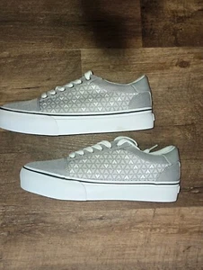 904 Airwalk Shoes Women's Alya-J Grey And White NIB Size 8 - Picture 1 of 9