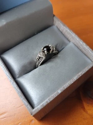 Zales CT. T.W. Anillo con vástago dividido de diamantes blancos y negros en plata de ley Foto 1 de 4