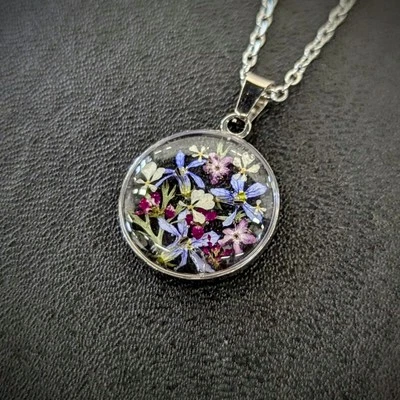 Collar colgante hecho a mano de acero inoxidable mezcla de flores reales de jardín en resina Foto 1 de 3