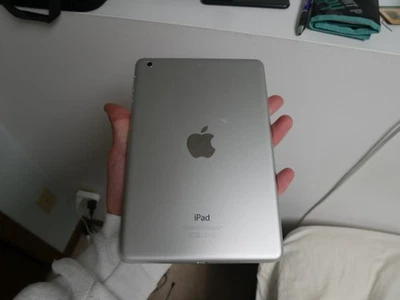 Apple iPad mini 2, 16GB storage. Good for Christmas or Birthday Present. - Image 1 of 2
