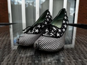 Irregular Choice Tabi Heels UK 5 Black White Stars Stripes Rare Unusual - Picture 1 of 4