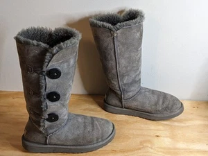UGG Mujer Bailey Triple Botón Gris Botas Talla 8 Estilo 1873 Cuero Piel de Oveja - Imagen 1 de 9