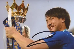 LEICESTER: SHINJI OKAZAKI FIRMADA 6x4 FOTO DE CELEBRACIÓN DEL TROFEO DE LA PREMIER LEAGUE + CERTIFICADO DE AUTENTICIDAD - Imagen 1 de 1