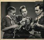 1960 Press Photo Herb Shriner teaches knot tying to Boy Scouts in New York