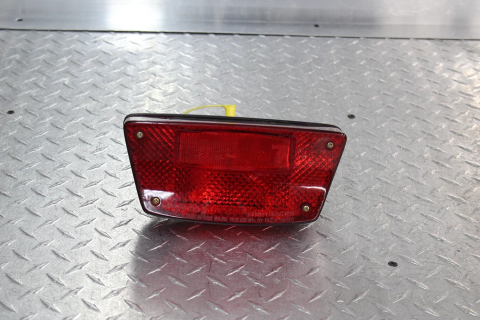 1985 SUZUKI GS550ESF LANTERNA TRASEIRA TRASEIRA LUZ DE FREIO TRASEIRA DANOS - Imagem 1 de 4