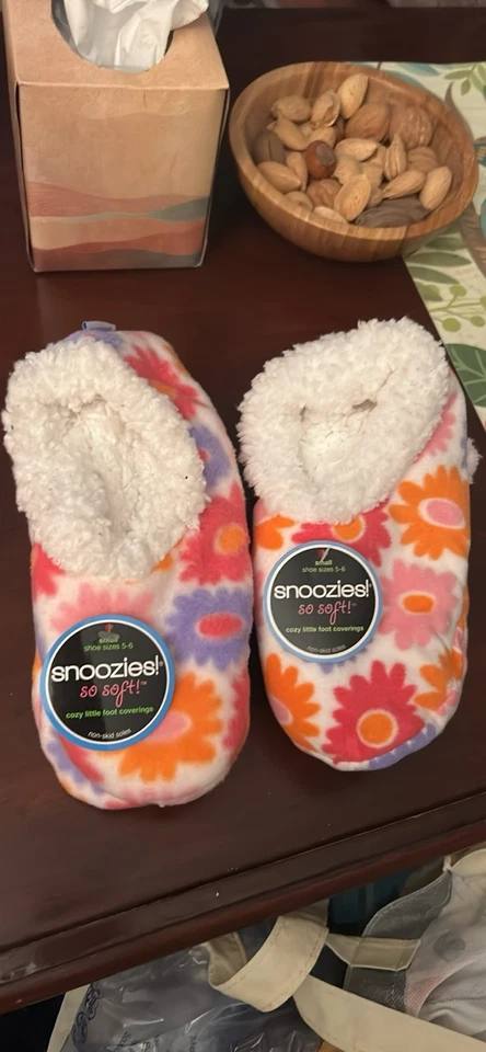 Zapatillas Snoozies 5/6 flores pequeñas Foto 1 de 1