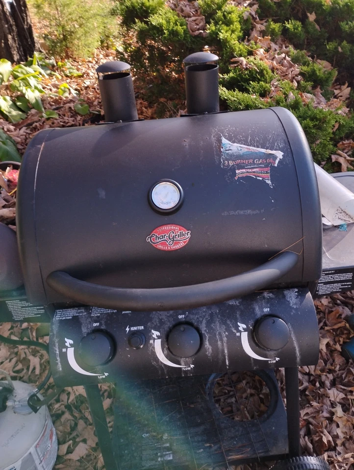 Char-Griller户外燃气烧烤炉带三重燃烧器控制 — 第 1/1 张图片