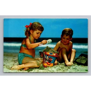 Postal vintage años 60 Playtime Beach Kids cromada sin publicar - Imagen 1 de 2