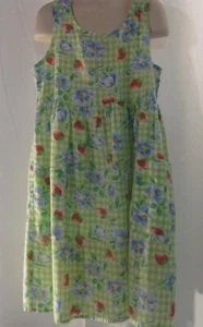 Vestido Zoey Sin Mangas Verde y Blanco Cuadros Flores y Fresas Talla Med - Imagen 1 de 4