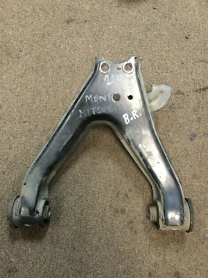 Brazo de control superior trasero derecho Mitsubishi Montero 2000 OEM Foto 1 de 2