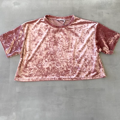 Camisa Urban Outfitters para mujer mediana rosa terciopelo aplastado manga corta cuadrada corta Foto 1 de 4