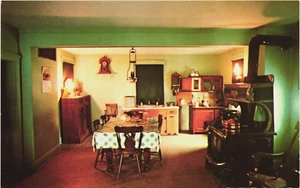 Postcard: Amish Kitchen, The Amish Village- Pennsylvania Amish - USA Communities - Picture 1 of 2