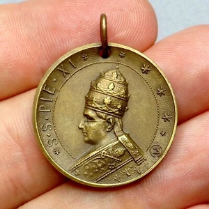 Saint Thérèse of Lisieux, 1925 Canonized by Pope Pius XI. Large Religious Medal. - Picture 1 of 9