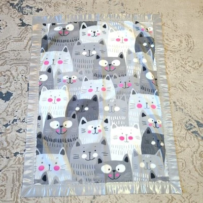 Manta bebé casera gatos animales gris blanco rosa borde satinado Foto 1 de 2