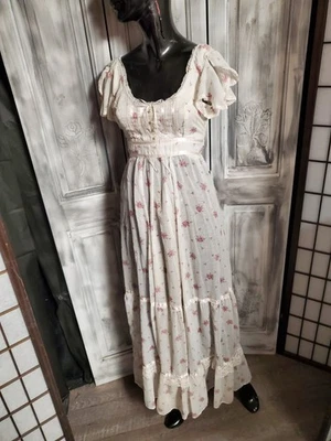 Vestido Gunne Sax Pradera Semi Transparente Crema Floral con Débil Gris Casa Floral PXXS Foto 1 de 4