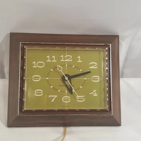Vintage General Electric GE Kitchen Wall Clock woodgrain  Avocado Green #2164 Cover