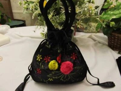 Bolsillo de seda negro con flores bordadas en un lado **NUEVO** Foto 1 de 4