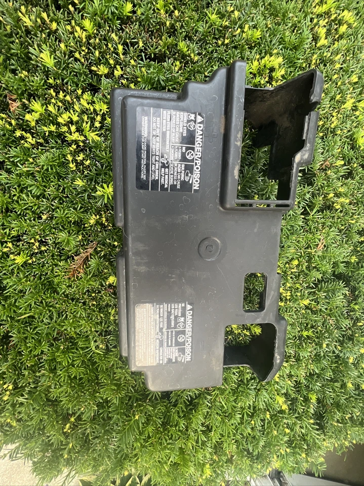 Acabamento da tampa da bateria Mercury Grand Marquis 1992-1994 - Imagem 1 de 2