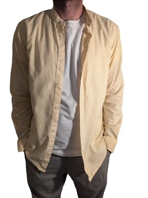 DANIELE ALESSANDRINI "Gris" Amarillo Claro LSBD Cuello Mandarina en Talla Mediana Foto 1 de 4