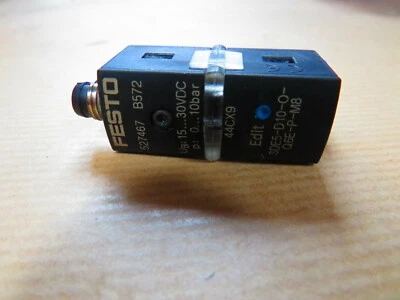 Festo 527467 B572 SDE5-D10-0-Q6E-P-M8 pressure sensor - Image 1 of 4