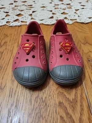 Zapatos de agua Crocs Bump It rojos sin cordones para niños talla 6 con emblema de Superman añadido. Foto 1 de 4