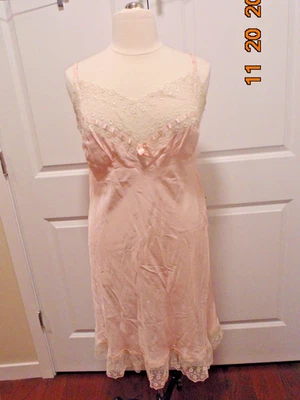 Busto feminino vintage feito à mão elegante rosa com renda e acabamento acetinado 42" - Imagem 1 de 4