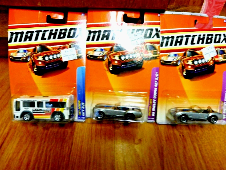  LOTE DE 3 VEHÍCULOS MATCHBOX NUEVOS EN PAQUETES (2 COCHES SHELBY COBRA Y 1 AUTOBÚS URBANO) Foto 1 de 4