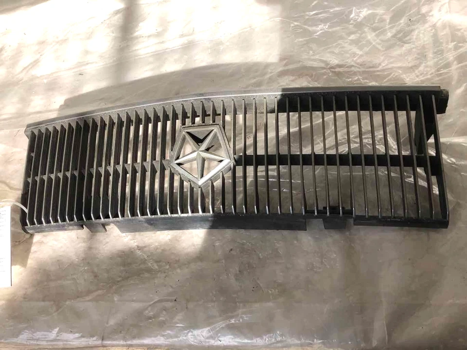 Chrysler Lebaron 1987-1992 convertible parachoques delantero rejilla branquial con logotipo emblema Foto 1 de 4