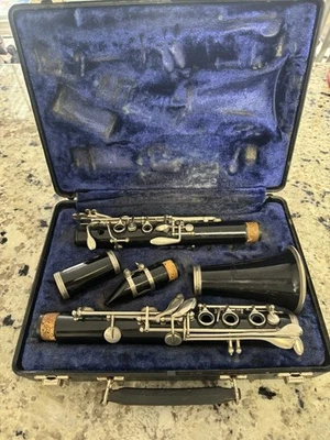 Clarinete Bundy con estuche de transporte Foto 1 de 4