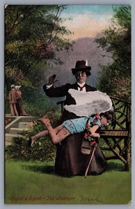 Tarjeta postal UDB M7 Cupid’s Sport The Avenger Woman Spanking Cherub - Imagen 1 de 3
