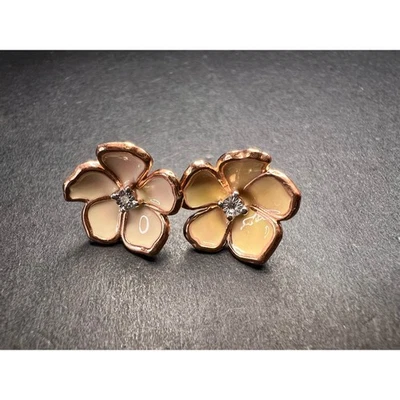 Серьги с бриллиантовым акцентом с цветочной эмалью из розового золота и серебра высшей пробы - Изображение 1 из 4
