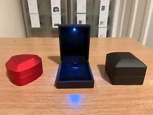Scatola Ciondolo LED Velluto π Elegante Collana Nera Portagioie con Soft Touch - Foto 1 di 3