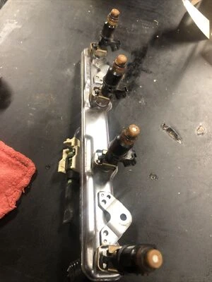 Riel de combustible Honda Civic 2006-2011 con inyectores (4) OEM Foto 1 de 4