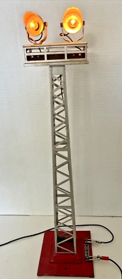 LIONEL VINTAGE  STANDARD GAUGE #92 FLOODLIGHT  TOWER - WORKS - Image 1 of 4