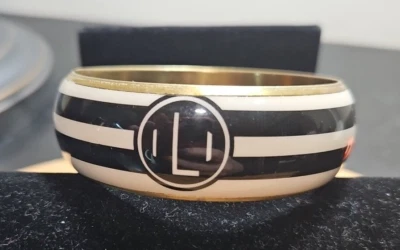 Brazalete Brazalete Retro Mud Pie Años 80 DE COLECCIÓN Negro Mientras "L" Incrustación Metal Rayas Usado en Excelente Condición Foto 1 de 4