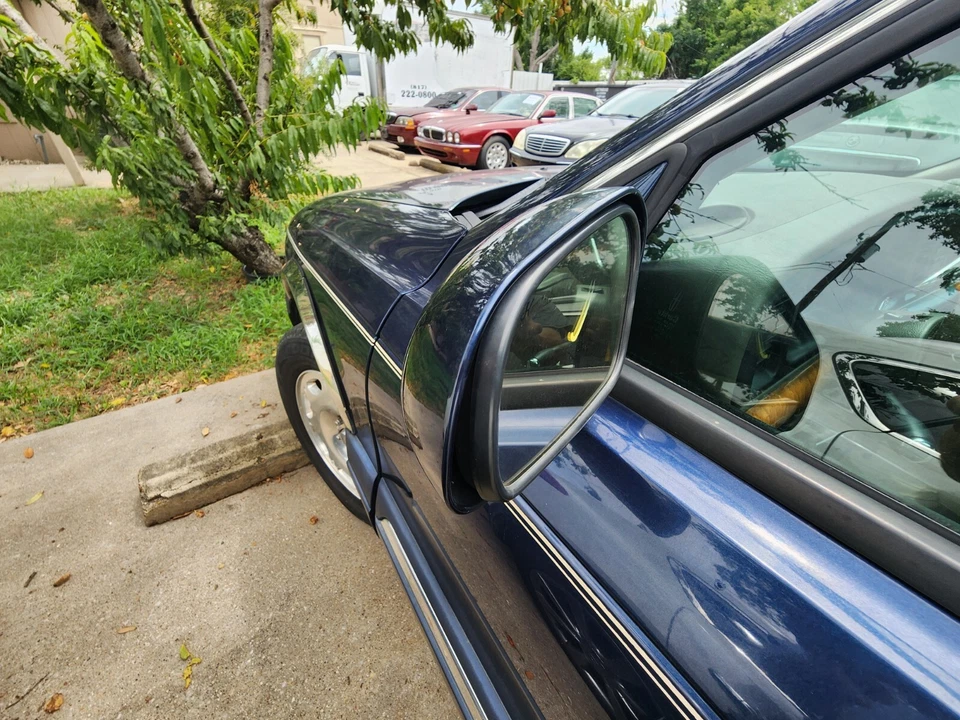 1998-1999-2000-2001-2002 LINCOLN CONTINENTAL LEFT  EXTERIOR MIRROR L2 - Image 1 of 3